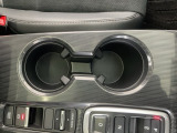 前席中央の便利なドリンクホルダー。
