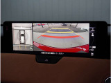 【360&deg;ビュー・モニター】専用カメラにより上から見下ろしたような視点で360度クルマの周囲を確認することができます。駐車が苦手な方でも縦列駐車や幅寄せ時に活躍してくれます。