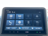 FM・AMの選局をはじめ、電話やBluetooth Audioなどの項目が画面に並び、用途に合わせて選びやすい構成です。日々の移動中に音楽や情報を楽しみたい方にも便利にお使いいただけます。