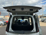 セレナ自慢のデュアルバックドア。奥行きの狭い駐車場でも、荷物の出し入れが可能です!