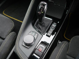 【シフトノブ】BMWの高性能オートマチックは、ATセレクトレバーを左側に倒すことで、通常の「D」から「S」(スポーツ)または「M」(マニュアル)へと切り替えが可能です。