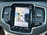 【360&deg;ビューカメラ】4台の高解像度カメラで360度の鳥瞰図を表示。隣の車や壁、死角にある障害物などを画面で確認できるため、狭いスペースでの駐車・出入りも安心です。