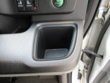 運転席側の手の届きやすい位置にもドリンクホルダーが付いています。