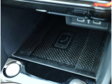 【スマートフォンワイヤレス充電】 車の中でもスマートフォンを置くだけ充電。(※非接触充電に対応したスマートフォンに限ります)