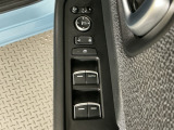 運転席のスイッチで全てのウィンドウの開閉操作を行うことができます。ロックボタンをONにしておくと、運転席以外のウィンドウは作動しないのでお子様を乗せているときなども安心ですね♪