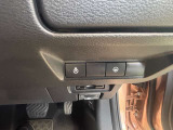運転席右下のスイッチで各機能の切り替えや操作ができます。