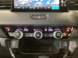 【左右独立オートエアコン】左右席で独立温度コントロールが可能です。運転席はキンキンに冷やして助手席はマイルドにと言った設定が可能です☆暑さ寒さでケンカすることもなくなりますね♪