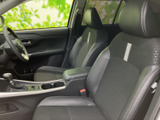 運転席と助手席には、身体を支える形状のシートとアームレストが備わります。窓からの見通しも確保され、落ち着いて過ごしやすい前席空間。座る人それぞれがくつろげるよう、使いやすくまとめられています。