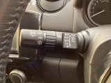 レバーをAUTOの位置にしているとき、レインセンサーが雨を感知すると、雨量に応じてワイパーが自動で作動してくれるオートワイパーを装備!設定変更で非作動にすると、間欠作動に固定されます。