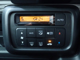 運転席からも手が届きやすく、操作しやすい空調コントロールパネル。オートエアコンなので操作の煩わしさが無くオールシーズン快適にドライブできます。快適空間で運転に集中できますね。