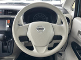 握りやすい形状で、運転中も手元に自然に収まるステアリングです。中央のホーン部分も見分けやすく、毎日の運転で扱いやすさを感じていただけます。