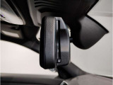 BMWではルームミラーの裏側にETCの車載器が内蔵されており、別途で車載器の購入必要なしで非常にスマート。皆様が驚かれるポイントのでもあります
