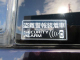 盗難警報装置装着車であることを示すステッカーです。セキュリティ機能の搭載を視覚的にアピールします。