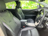 前席は運転席と助手席が並び、中央にはアームレストやカップホルダーを配置。シートに腰掛けた際も前方の視界を確保しやすく、日々の移動を落ち着いて過ごせます。