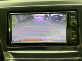 後方の様子を画面で確認でき、駐車時の周囲確認をサポートします。ガイド線も表示されるため、車庫入れや切り返しの際に距離感をつかみやすく安心です。