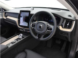 インストルメントパネルは僅かに運転席側へと傾けられているほか、余計なスイッチ類を可能な限り排し、運転に集中しやすい環境を造り出しています。