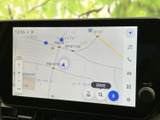 タッチ画面には地図が表示され、目的地検索や周辺情報の確認に活用できます。音量つまみも備わり、画面上の項目とあわせて運転中も情報を把握しやすい構成です。