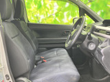 前席は左右のシートが並び、運転席まわりまで見渡しやすいレイアウトです。窓から光が入り、乗り降りの際にも室内の様子を確認しやすい空間となっています。