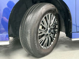 【純正アルミホイール】車体に最適化された設計による優れた耐久性と走行性能、そしてデザイン性。特に、足回りの軽量化は加速性能・燃費・乗り心地の向上に繋がり、ブレーキ性能も高めます。