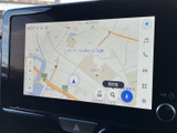 地図が画面いっぱいに表示され、現在地や周辺の道路を確認しやすいナビ画面です。目的地設定などのアイコンも見やすく、初めて向かう場所へのルート確認にも便利にお使いいただけます。
