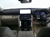 ヘッドアップディスプレイ付き。 少ない視線移動で情報を確認できるので、運転の疲労軽減に繋がりますよ♪