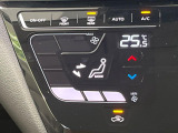 【オートエアコン】一度お好みの温度に設定すれば、車内の温度を検知し風量や温度を自動で調整。暑い&hellip;寒い&hellip;と何度もスイッチ操作をする必要はありません。快適な車内空間には必須の機能ですね♪