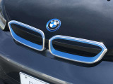 左右のキドニー・グリルの中心にはBMWのエンブレムが鎮座し、個性を放つデザイン性を兼ね備えました。