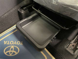 助手席シート下には、小物収納ができるボックスがあります。