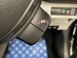 【車線逸脱抑制機能】車線の逸脱の可能性が高いとシステムが判断した場合に、ドライバーに車線逸脱防止方向へのステアリング操作を促し、車両を内側に戻すよう支援します。