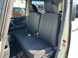 助手席と運転席はゆったりと座れるベンチシートタイプになっています。