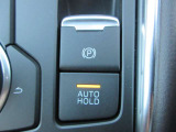 AUTO HOLD機能を装備。信号待ちや渋滞時にブレーキペダルを踏み続ける負担を軽減し、ロングドライブも快適です。