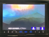 【バックカメラ】運転が苦手な方も車庫入れラクラクです!ギアをリバースに入れれば自動的に切り換わりますので、面倒な操作は不要です♪狭い駐車場もお車を傷つけず安心ですね!