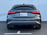 Audiのリヤディフューザーは、車両の後方での空気の流れを整え、乱流を減少させることで、走行安定性を向上させます。またスポーティで洗練された外観を提供し、全体のスタイルに一体感を持たせます。