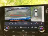 後方の映像と車両周囲を上から捉えた映像を画面で確認できます。駐車時に後ろや車両脇の状況を把握する助けとなり、表示されたガイド線も目安として活用できます。