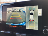 後方の映像に加えて車両周囲を上から見た表示もあり、駐車時の位置関係を確認する際に役立ちます。画面上のガイド線も目安にでき、車庫入れをサポートする装備です。