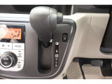 ★パネルシフトレバーは運転席より手が届きやすくて操作のしやすいシフトレバー。室内スペース確保にも配慮されてますよね!