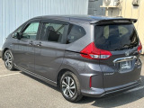 コンビネーションランプを高い位置に配置、後続車に見やすいデザインで安全にも配慮。純正アクセサリーのテールゲートスポイラーを装備