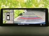 周囲の映像に加えて車両を上から見た表示も確認でき、駐車時の周辺確認に役立ちます。画面を見ながら、車両の位置や障害物との距離感をつかみやすい装備です。