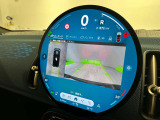 駐車をスマートにサポート。バックカメラ&前後障害物センサーを装備。