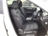 体幹をしっかりと支えるシート性能を実現し、乗員の安心感と快適性を高めています。さらに、座面には人間が不快に感じる振動を遮断する性質を持ったウレタンを採用。より快適な座り心地を提供します。