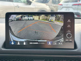 【バックカメラ】後退時に車両後方の映像をモニターに映す機能。目視できない死角を確認でき、衝突事故を防ぎます。駐車が苦手な方だけでなく全てのドライバーに必須の安全装備です。