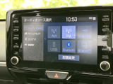 AM・FMのほか、USBやBluetoothなどの選択項目が画面に並びます。使いたい音源を表示から選びやすく、通勤や休日のお出かけなど、日常の移動時間を快適に過ごせます。