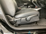 【前席】運転席にはシート高を調整できるハイトアジャスターが装備され、幅広いシートポジションの設定が可能になっております♪