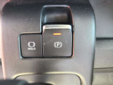 電動パーキングブレーキでワンタッチでしっかりブレーキを掛けられます。信号待ちなどでブレーキペダルを踏み続けなくてもブレーキを保持するオートホールド機能付きです。