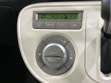 【オートエアコン】一度お好みの温度に設定すれば、車内の温度を検知し風量や温度を自動で調整。暑い&hellip;寒い&hellip;と何度もスイッチ操作をする必要はありません。快適な車内空間には必須の機能ですね♪