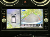 後方の映像に加えて車両周辺の表示も確認でき、駐車時の周囲確認をサポートします。画面上のガイドも目安になり、限られたスペースでの車庫入れや切り返しに役立ちます。