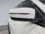 BMWのミラーは車種によって異なりますがレーンチェンジウォーニングが装備されております。詳しくは当店スタッフまでお問い合わせくださいませ。
