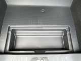 トランク下部にも小物入れが付いてますよ。便利ですね。