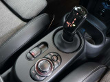 MINIコントローラは直感的で手探り操作ができますので、余所見をせずに安全にもつながります。