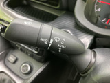 表示がレバー上にまとめられており、運転席から設定を確認しやすい造りです。天候に合わせた操作に役立つ装備が手元に配置され、日常の運転時にも使いやすさを感じられます。